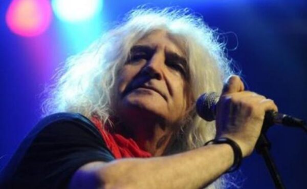 Δύσκολες ώρες για τον Νίκο Καρβέλα: Πέθανε η μητέρα του