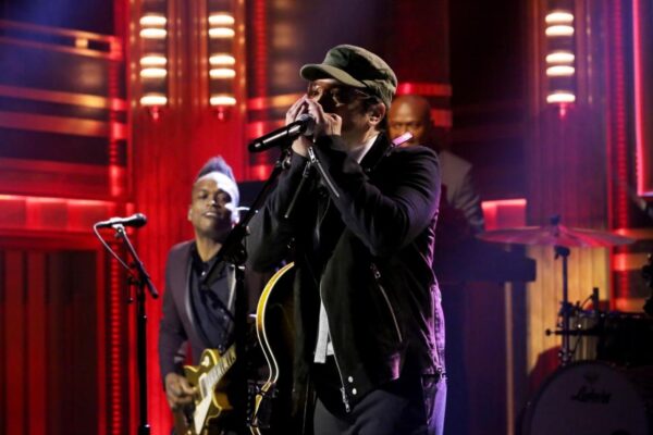 Δεν υπάρχει: Δείτε τον Jimmy Fallon να κάνει τον…Bono επειδή ακύρωσε την εμφάνισή του στην εκπομπή!