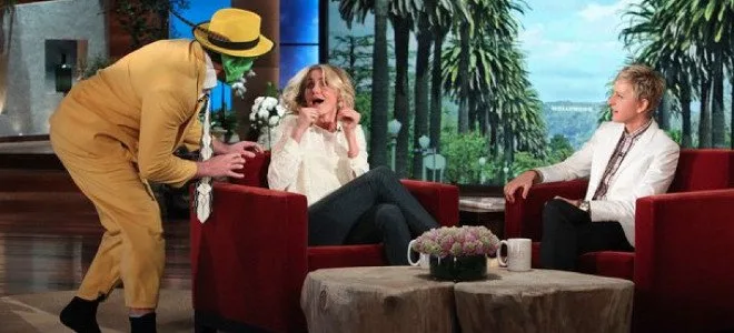 Η Ellen DeGeneres και η Cameron Diaz σε τηλεοπτικό πλατό κατά τη διάρκεια φάρσας.