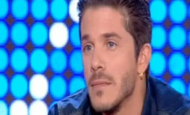 Ο Νίκος Οικονομόπουλος σε τηλεοπτική εκπομπή.