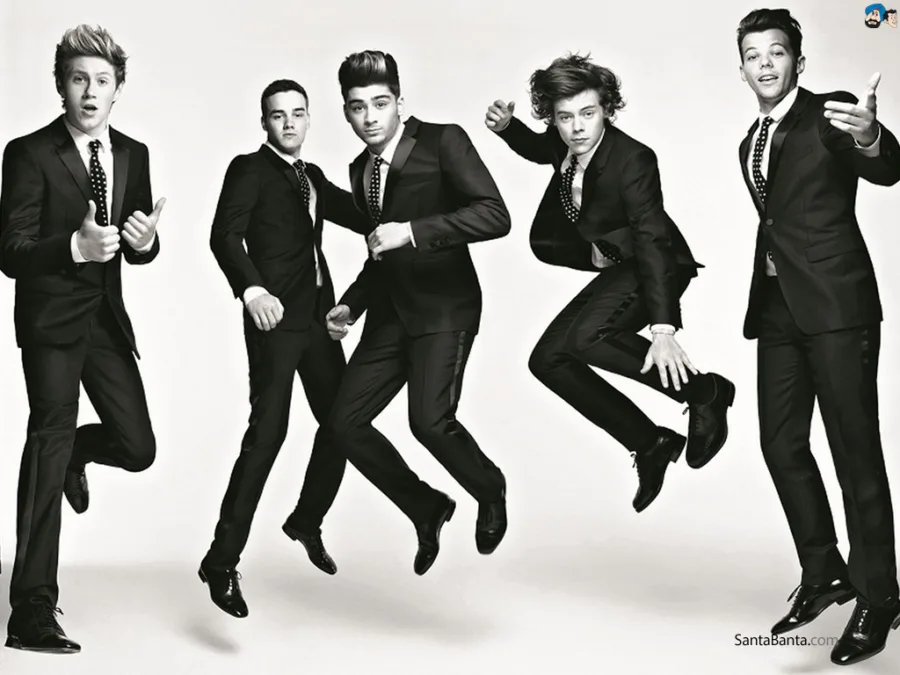 Το συγκρότημα One Direction σε ασπρόμαυρη φωτογράφιση με κοστούμια.