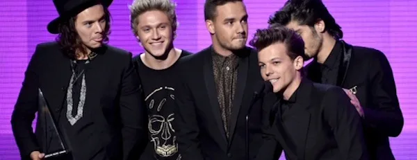 Οι One Direction στη σκηνή των American Music Awards 2014 στο Nokia Theatre του Λος Άντζελες.