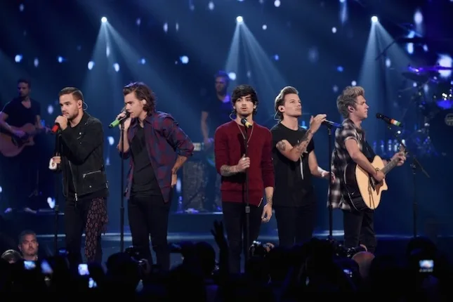 Το συγκρότημα One Direction σε ζωντανή εμφάνιση στη σκηνή.