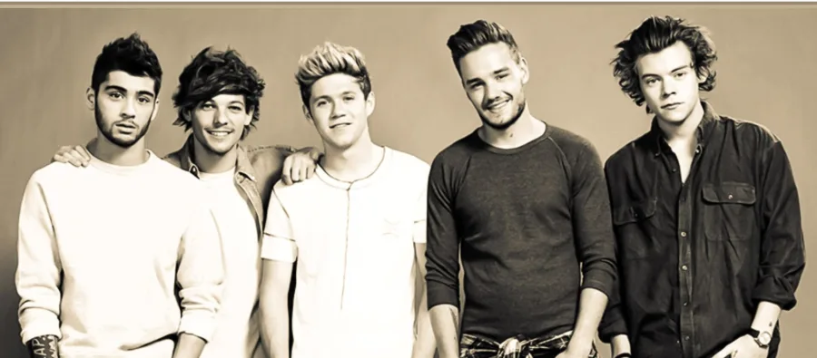 Το συγκρότημα One Direction σε ασπρόμαυρη φωτογραφία.