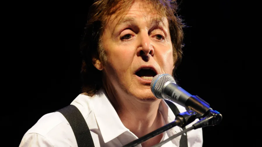 Ο Paul McCartney τραγουδάει σε μικρόφωνο