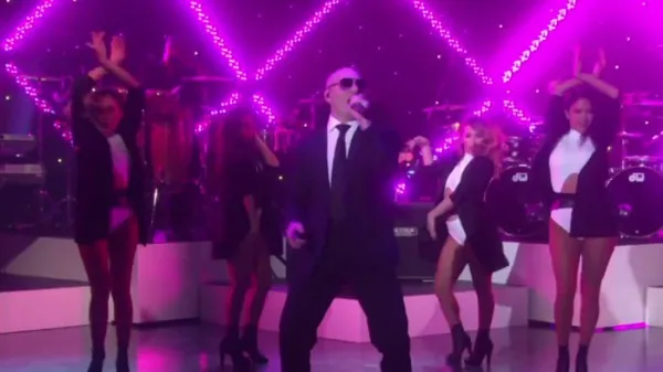 Ο Pitbull στη σκηνή με χορεύτριες