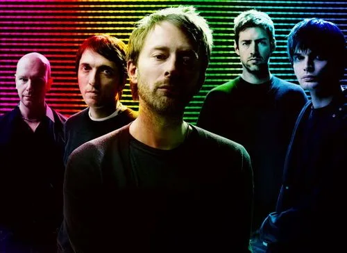 Το συγκρότημα Radiohead σε ομαδική φωτογραφία με φόντο χρωματιστές γραμμές.