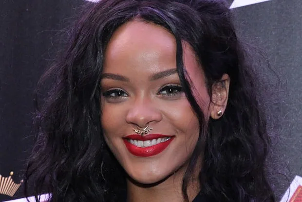 Κοντινό πλάνο της Rihanna με σκουλαρίκι στη μύτη και κόκκινο κραγιόν.