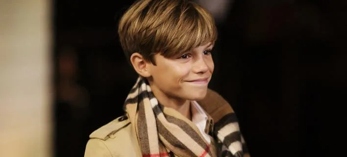 Ο Romeo Beckham σε διαφήμιση του οίκου Burberry.