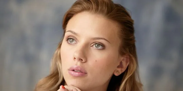 Κοντινό πλάνο της Scarlett Johansson
