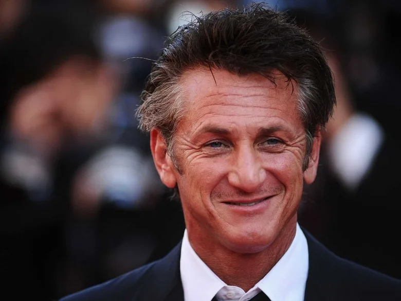 Ο ηθοποιός Sean Penn χαμογελάει σε επίσημη εκδήλωση.
