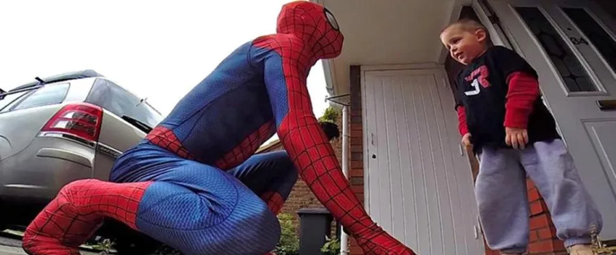 Ο Μάικ Γουίλσον ντυμένος Spiderman κάνει έκπληξη στον μικρό Τζέιντεν στην είσοδο του σπιτιού τους.
