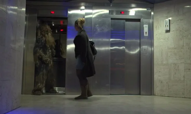 Ο Remi Gaillard ντυμένος Chewbacca από το Star Wars σε ασανσέρ.