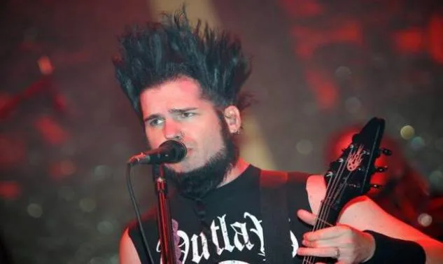 Ο Wayne Static των Static-X στη σκηνή με κιθάρα και μικρόφωνο.