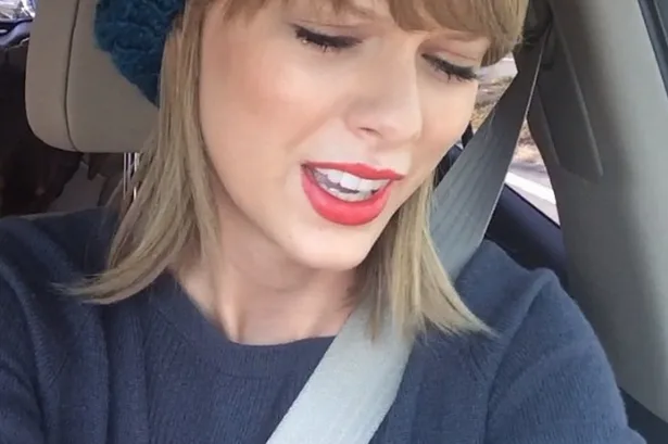Η Taylor Swift μέσα σε αυτοκίνητο