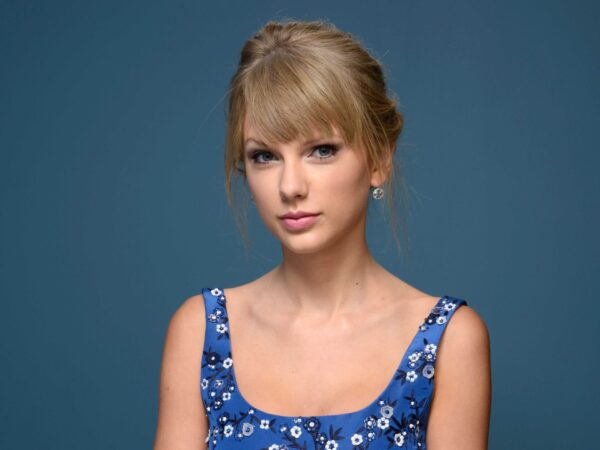 Δείτε την Taylor Swift αγνώριστη στο εξώφυλλο του Wonderland!