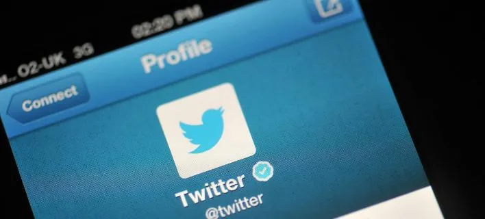 Το προφίλ του Twitter σε οθόνη κινητού τηλεφώνου.