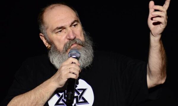 Ο Πανούσης ξεσπά: «Μιλώ για το gay κατεστημένο, τους εν δυνάμει “κομμώτριες”. Δεν μπορείς να γίνεσαι “κυρία” και να κουνιέσαι»