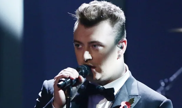 Ο Sam Smith τραγουδάει ζωντανά στη σκηνή του X Factor.