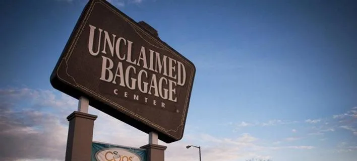 Πινακίδα του Unclaimed Baggage Center σε εξωτερικό χώρο.