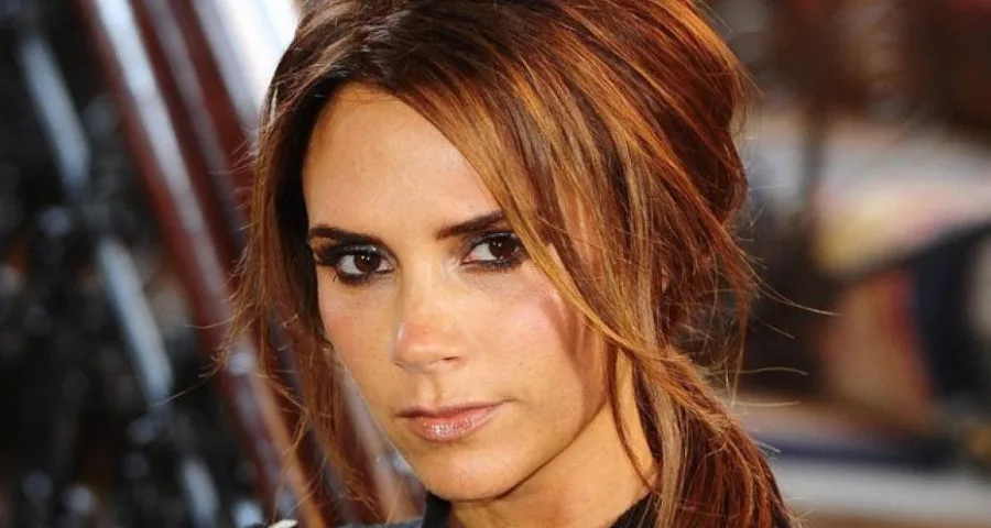 Κοντινό πορτρέτο της Victoria Beckham με καστανά μαλλιά και έντονο μακιγιάζ ματιών.