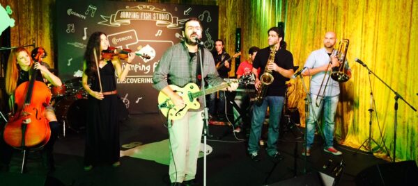 Απόψε στις 19.00 στο Jumping Fish Studio από την COSMOTE, οι «Μητέρα Φάλαινα Τυφλή»