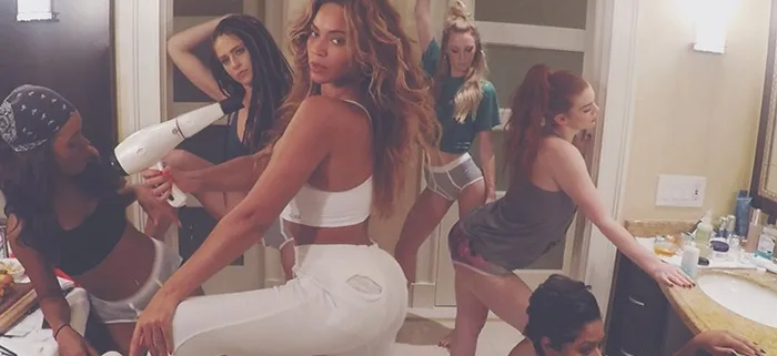 Η Beyonce με χορεύτριες σε δωμάτιο ξενοδοχείου από το βίντεο κλιπ του 7/11.