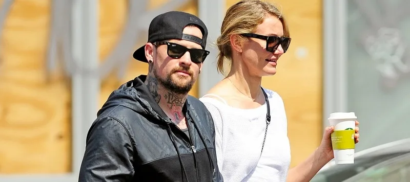 Η Cameron Diaz και ο Μπέντζι Μάντεν περπατούν σε εξωτερικό χώρο.