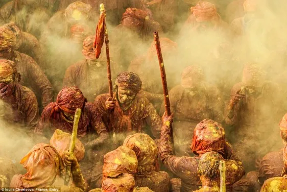23e84c7200000578-2867150-holi_hindu_devotees_throw_vivid_colour_at_each_other_to_celebrat-a-6_1418141805161