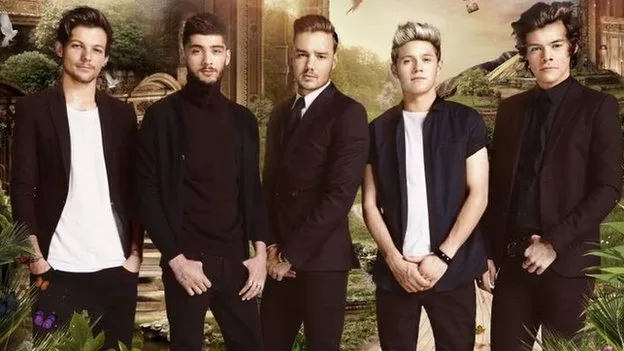 Το συγκρότημα One Direction ποζάρει με επίσημη ενδυμασία.
