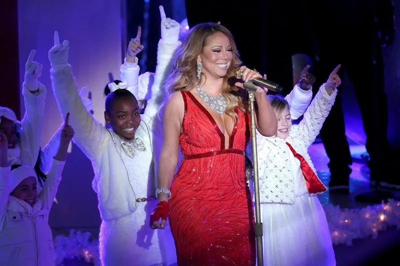 Η Mariah Carey τραγουδάει σε σκηνή με παιδιά