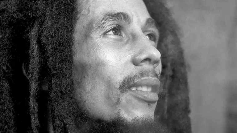 Κοντινό ασπρόμαυρο πορτρέτο του Bob Marley με dreadlocks.
