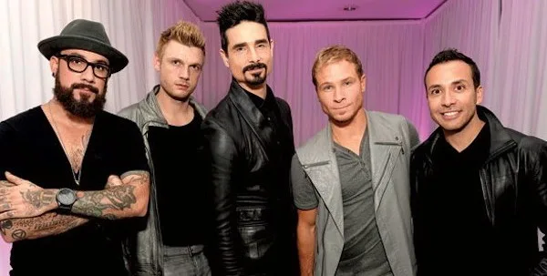 Τα μέλη του συγκροτήματος Backstreet Boys ποζάρουν μαζί.