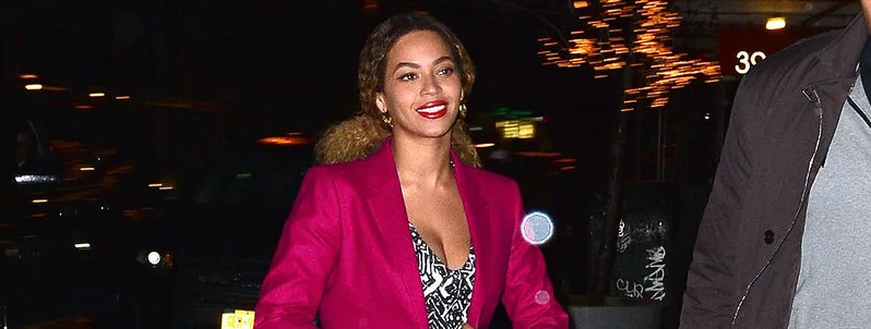 Η Beyoncé με ροζ σακάκι και ασπρόμαυρο τοπ σε νυχτερινή έξοδο.