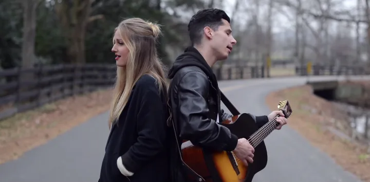 Η Louisa Wendorff και ο Devin Dawson σε εξωτερικό χώρο.
