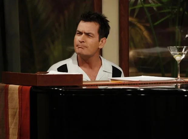 Ο Charlie Sheen σε σκηνή από τη σειρά Two and a Half Men.