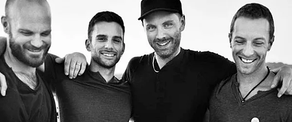 Το συγκρότημα Coldplay σε ασπρόμαυρη φωτογραφία.