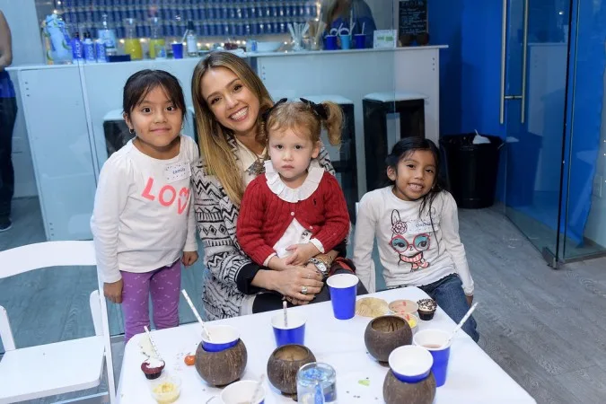 Drew-Barrymore-Daughters-Jessica-Alba-Holiday-Event-10