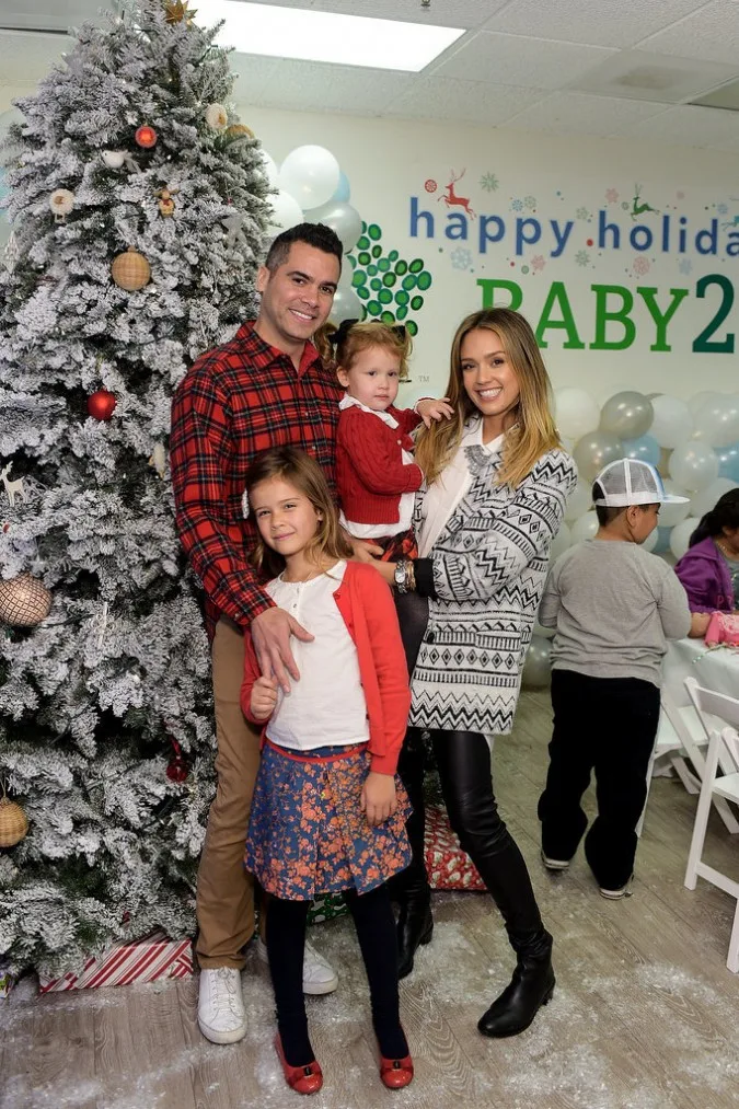 Drew-Barrymore-Daughters-Jessica-Alba-Holiday-Event-2