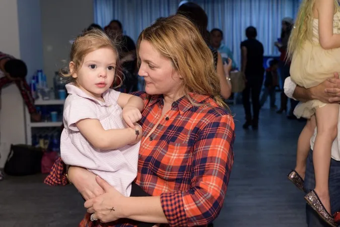 Drew-Barrymore-Daughters-Jessica-Alba-Holiday-Event-3