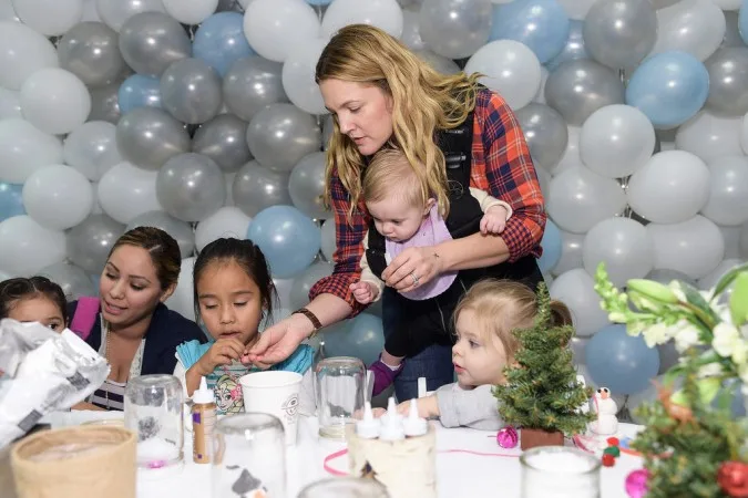Drew-Barrymore-Daughters-Jessica-Alba-Holiday-Event-7