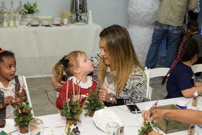Drew-Barrymore-Daughters-Jessica-Alba-Holiday-Event-8