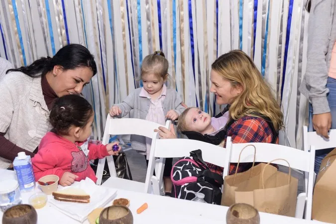 Drew-Barrymore-Daughters-Jessica-Alba-Holiday-Event-9