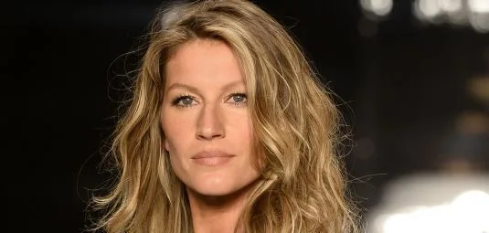 Η Gisele Bündchen με ξανθά κυματιστά μαλλιά σε κοντινό πλάνο.