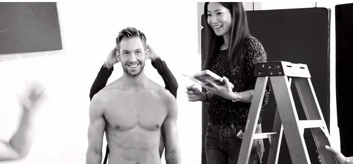 Ο Calvin Harris ημίγυμνος σε φωτογράφιση.
