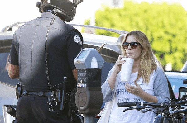 H Drew Barrymore “έφαγε” κλήση με τον πιο …cool τρόπο που μπορείς να φανταστείς