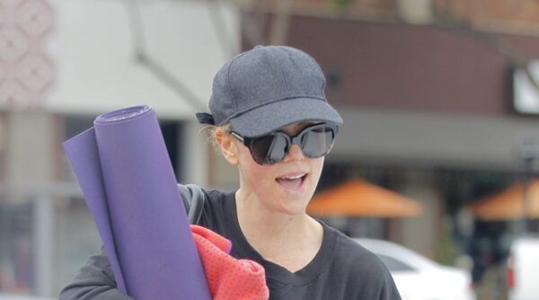 Η Charlize Theron για γιόγκα και εμείς με το στόμα ανοιχτό