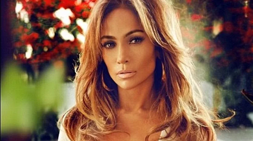 Κοντινό πορτρέτο της Jennifer Lopez με μακριά καστανόξανθα μαλλιά.