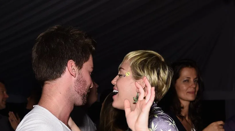 Η Miley Cyrus και ο Patrick Schwarzenegger σε πάρτι.