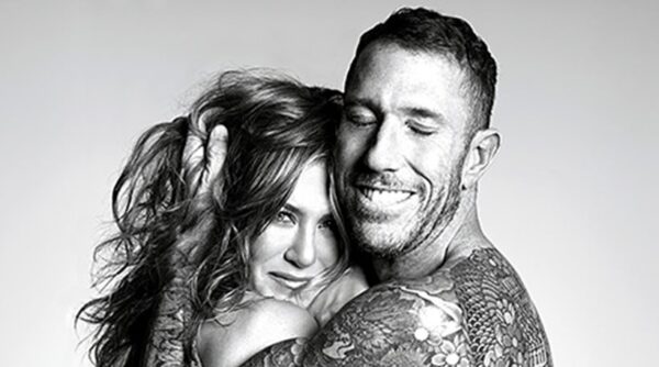 Η Jennifer Aniston μόνο με τα απαραίτητα για το περιοδικό Allure